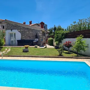 https://istrska-kamnita-hia-sonni-medulin.in-istria.net